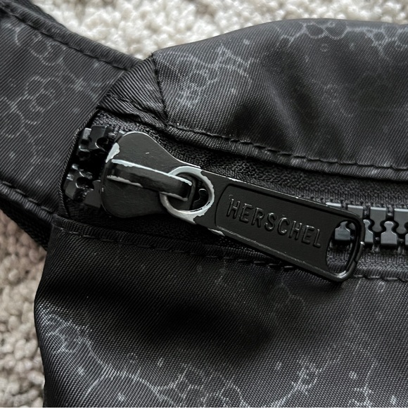 Herschel x Hello Kitty Fifteen Hip Pack - Picture 5 of 8